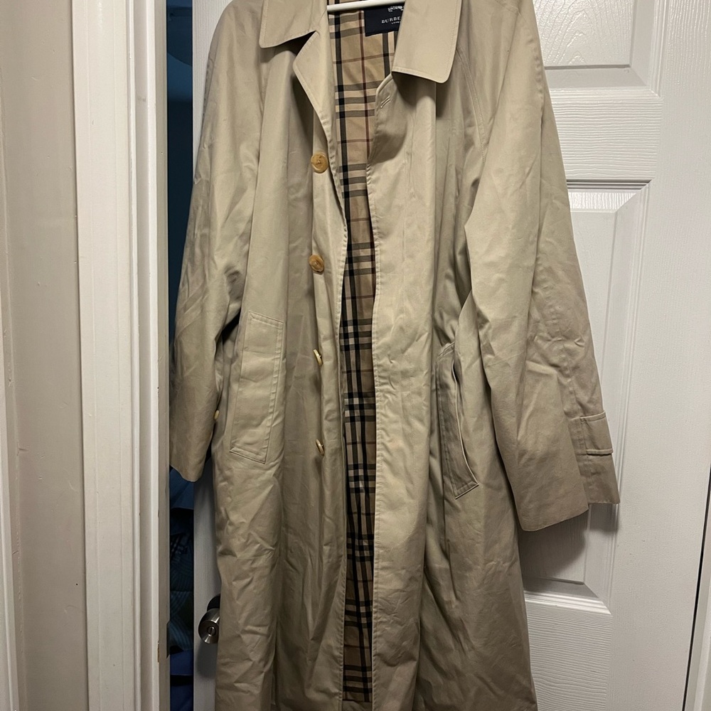 Burberry Tan Trench Coat Timeless Design Water-Resistant
